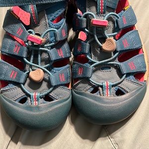 Keen size 5 great condition